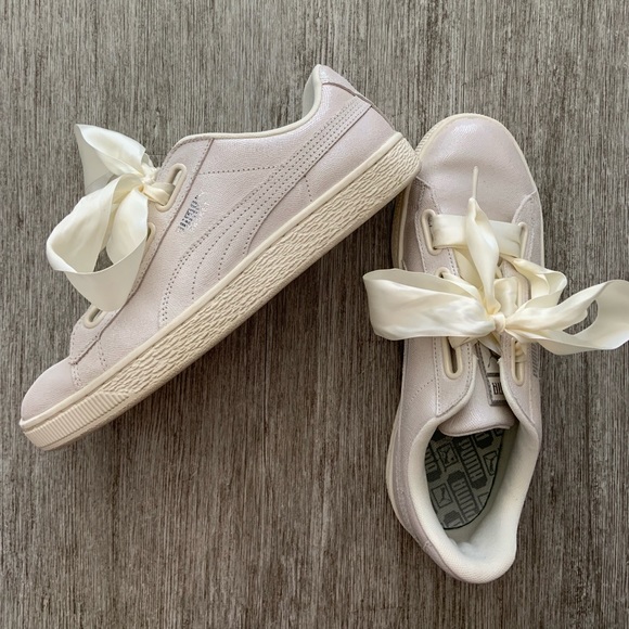 Ribbon Laced Pearlescent Pumas - Picture 1 of 6